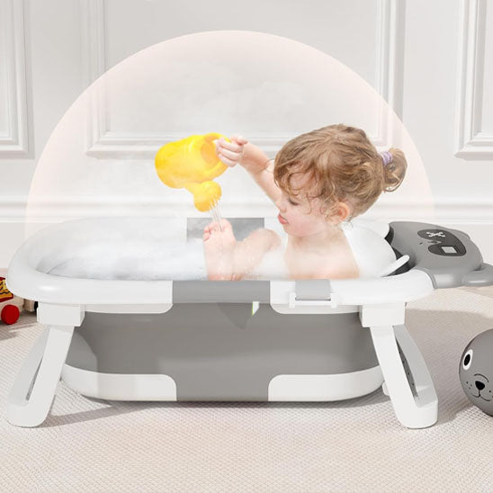 Baignoire pliable bébé gris avec-protection fillette joue avec jouet de bain