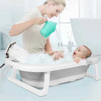 Maman vaice l eau sur bebe avec gobelait